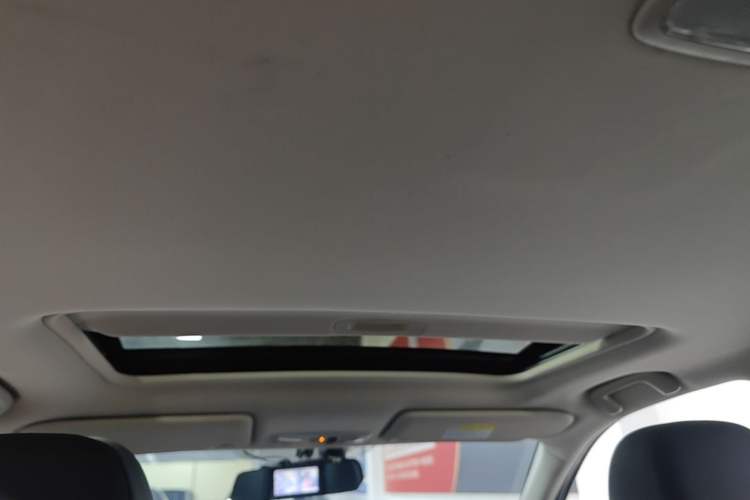 Used Mitsubishi Outlander 2019 2.4L Two-Wheel Drive ZhiXing Version 5 Seats China V Emission Standard Headliner