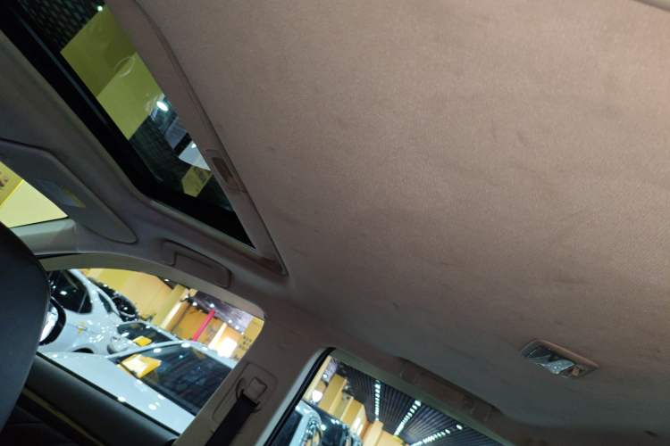 Used Mitsubishi Outlander 2019 2.4L 4x4 Zhi Xiang Edition 7 Seats China VI Standard Headliner