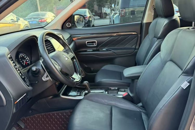 Used Mitsubishi Outlander 2019 2.4L Two-Wheel Drive ZhiXing Version 5 Seats China V Emission Standard Interior 1
