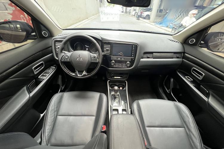 Used Mitsubishi Outlander 2019 2.0L Two-Wheel Drive Comfort Edition 5 Seats China VI Standard Interior 1
