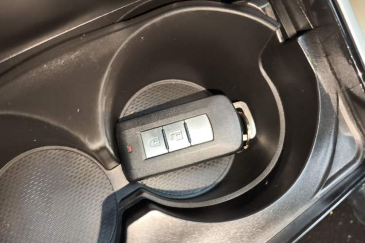 Used Mitsubishi Outlander 2019 2.0L Two-Wheel Drive Comfort Edition 5 Seats China VI Standard Interior 1