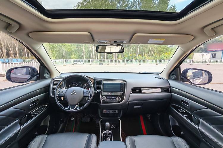 Used Mitsubishi Outlander 2019 2.4L 4x4 Zhi Xiang Edition 7 Seats China VI Standard Interior 1