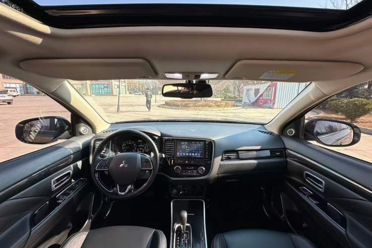 Used Mitsubishi Outlander 2019 2.4L 4x4 Zhi Xiang Edition 7 Seats China VI Standard Interior 1