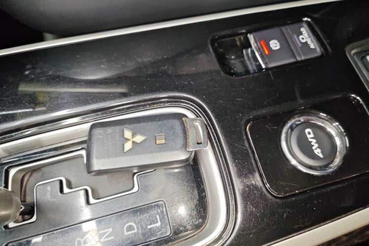 Used Mitsubishi Outlander 2019 2.4L 4x4 Zhi Xiang Edition 5 Seats China VI Standard Interior 1