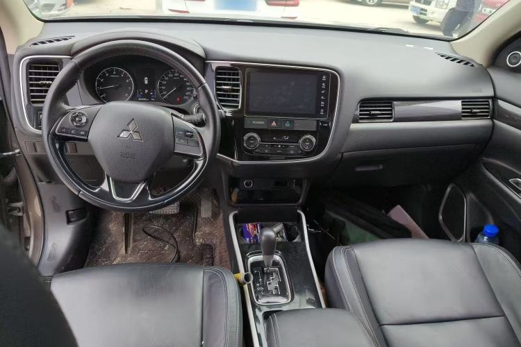Used Mitsubishi Outlander 2019 2.0L Two-Wheel Drive Comfort Edition 5 Seats China VI Standard Interior 1