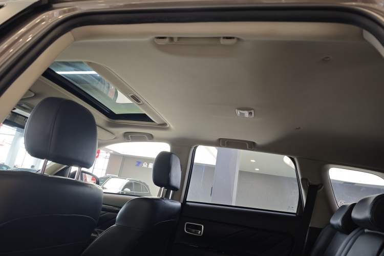 Used Mitsubishi Outlander 2019 2.0L Two-Wheel Drive Comfort Edition 5 Seats China VI Standard Interior 10