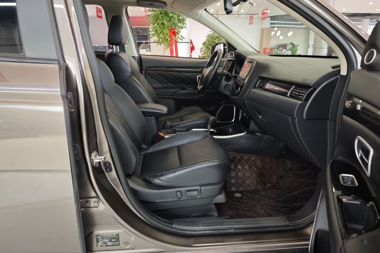 Used Mitsubishi Outlander 2019 2.0L Two-Wheel Drive Comfort Edition 5 Seats China VI Standard Interior 11