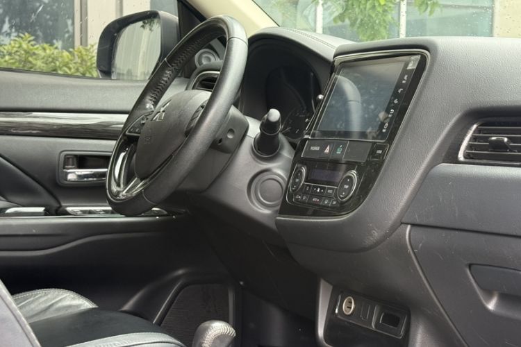 Used Mitsubishi Outlander 2019 2.0L Two-Wheel Drive Comfort Edition 5 Seats China V Standard Interior 2