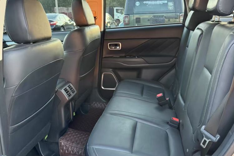 Used Mitsubishi Outlander 2019 2.4L Two-Wheel Drive ZhiXing Version 5 Seats China V Emission Standard Interior 2