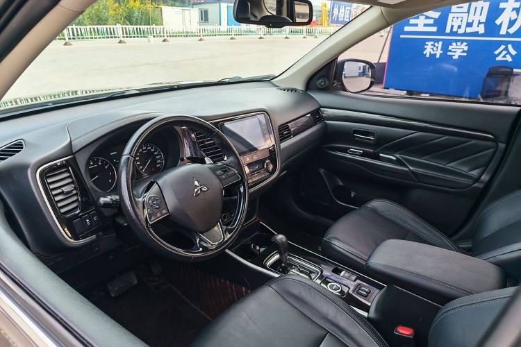 Used Mitsubishi Outlander 2019 2.4L 4x4 Zhi Xiang Edition 7 Seats China VI Standard Interior 2