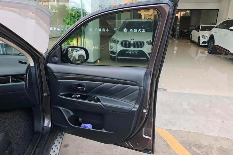 Used Mitsubishi Outlander 2019 2.0L Two-Wheel Drive Comfort Edition 5 Seats China VI Standard Interior 2