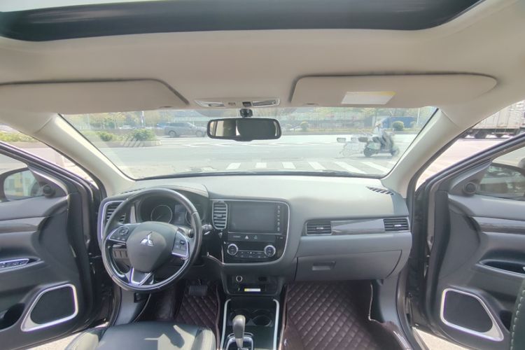 Used Mitsubishi Outlander 2019 2.0L Two-Wheel Drive Comfort Edition 7-Seater China VI Standard Interior 2