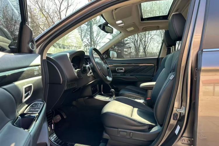 Used Mitsubishi Outlander 2019 2.4L 4x4 Zhi Xiang Edition 7 Seats China VI Standard Interior 2