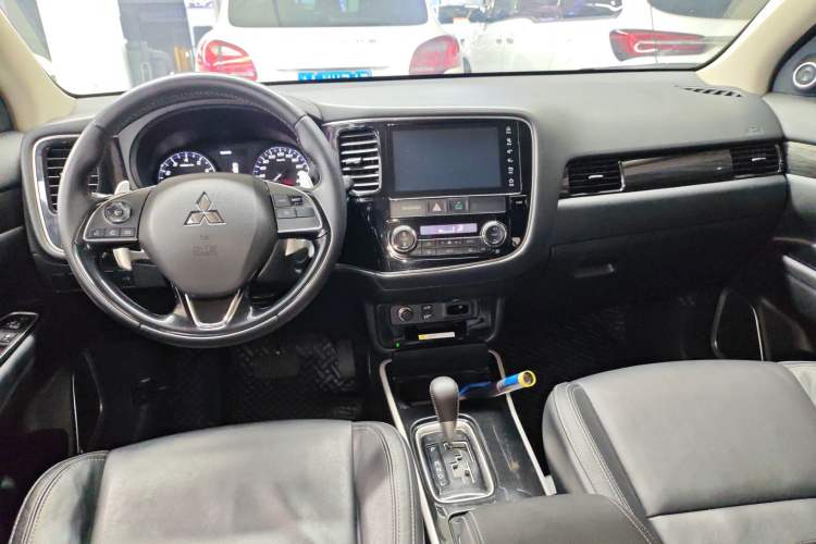 Used Mitsubishi Outlander 2019 2.4L 4x4 Zhi Xiang Edition 5 Seats China VI Standard Interior 2