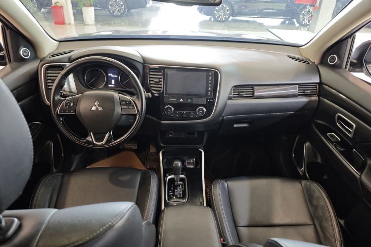 Used Mitsubishi Outlander 2019 2.0L Two-Wheel Drive Comfort Edition 5 Seats China VI Standard Interior 2