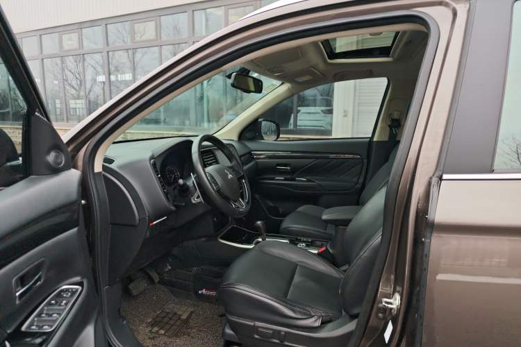 Used Mitsubishi Outlander 2019 2.4L 4x4 Zhi Xiang Edition 7 Seats China V Emission Standard Interior 3