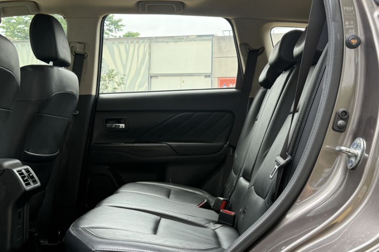 Used Mitsubishi Outlander 2019 2.0L Two-Wheel Drive Comfort Edition 5 Seats China V Standard Interior 3
