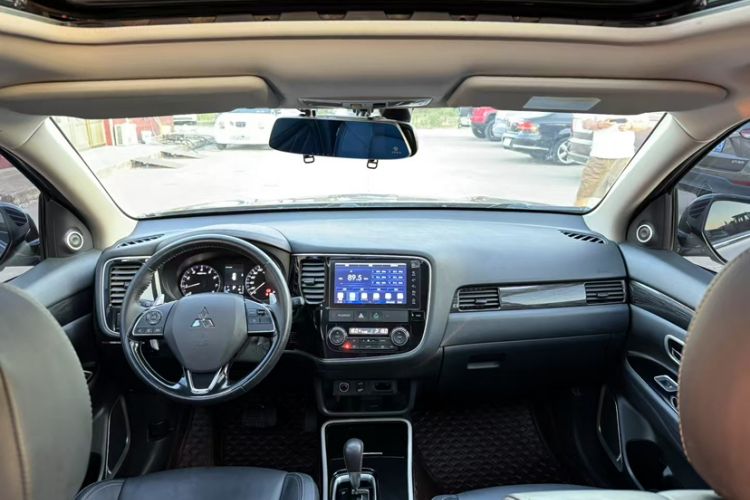 Used Mitsubishi Outlander 2019 2.4L Two-Wheel Drive ZhiXing Version 5 Seats China V Emission Standard Interior 3