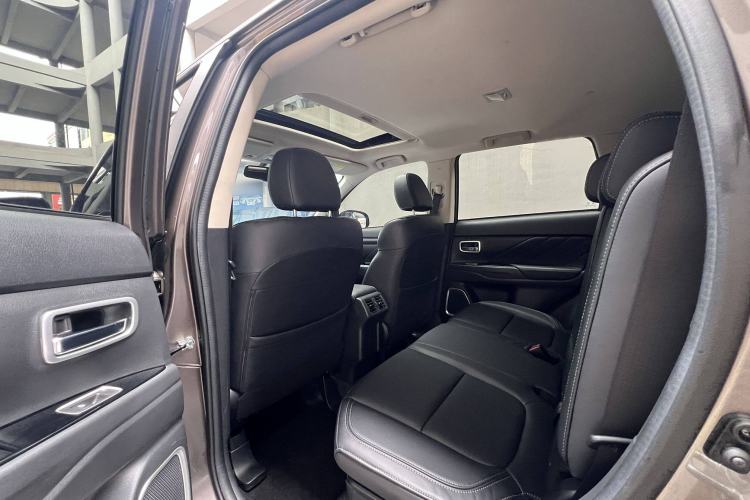 Used Mitsubishi Outlander 2019 2.0L Two-Wheel Drive Comfort Edition 5 Seats China VI Standard Interior 3