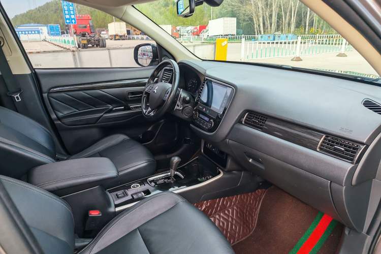 Used Mitsubishi Outlander 2019 2.4L 4x4 Zhi Xiang Edition 7 Seats China VI Standard Interior 3
