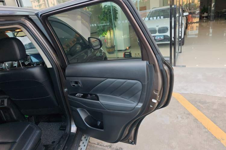 Used Mitsubishi Outlander 2019 2.0L Two-Wheel Drive Comfort Edition 5 Seats China VI Standard Interior 3