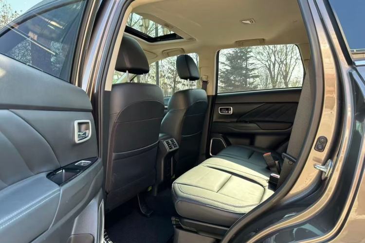 Used Mitsubishi Outlander 2019 2.4L 4x4 Zhi Xiang Edition 7 Seats China VI Standard Interior 3