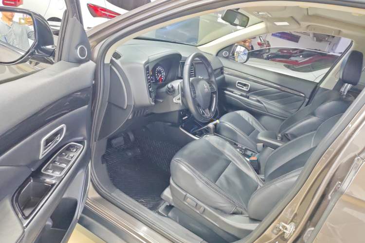 Used Mitsubishi Outlander 2019 2.4L 4x4 Zhi Xiang Edition 5 Seats China VI Standard Interior 3