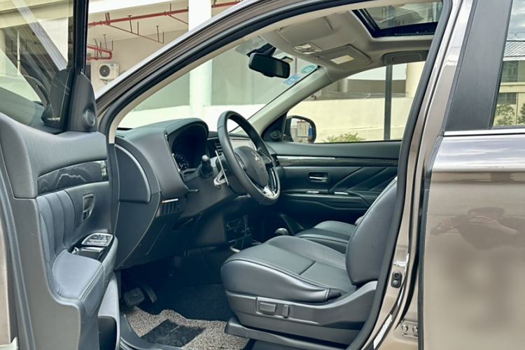 Used Mitsubishi Outlander 2019 2.4L 4x4 Zhi Xiang Edition 7 Seats China VI Standard Interior 3
