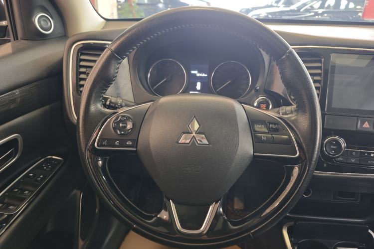 Used Mitsubishi Outlander 2019 2.0L Two-Wheel Drive Comfort Edition 5 Seats China VI Standard Interior 3