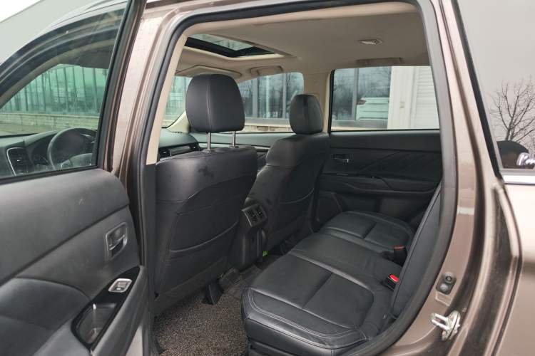 Used Mitsubishi Outlander 2019 2.4L 4x4 Zhi Xiang Edition 7 Seats China V Emission Standard Interior 4