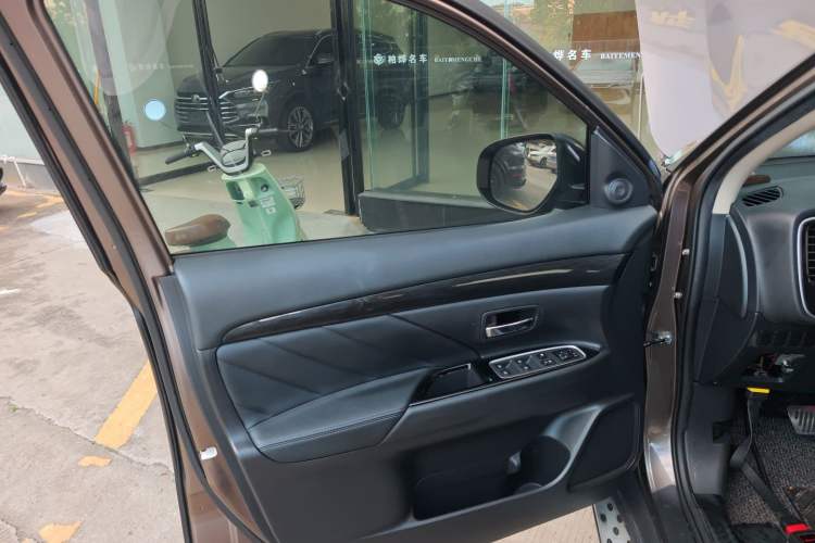 Used Mitsubishi Outlander 2019 2.0L Two-Wheel Drive Comfort Edition 5 Seats China VI Standard Interior 4