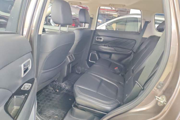 Used Mitsubishi Outlander 2019 2.4L 4x4 Zhi Xiang Edition 5 Seats China VI Standard Interior 4