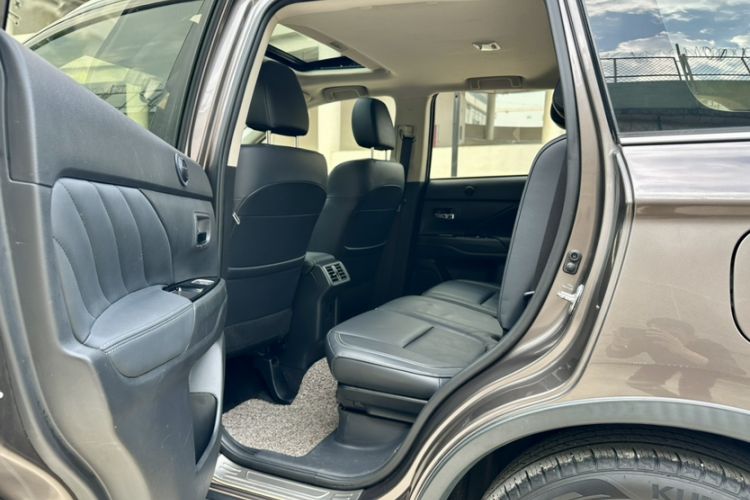 Used Mitsubishi Outlander 2019 2.4L 4x4 Zhi Xiang Edition 7 Seats China VI Standard Interior 4