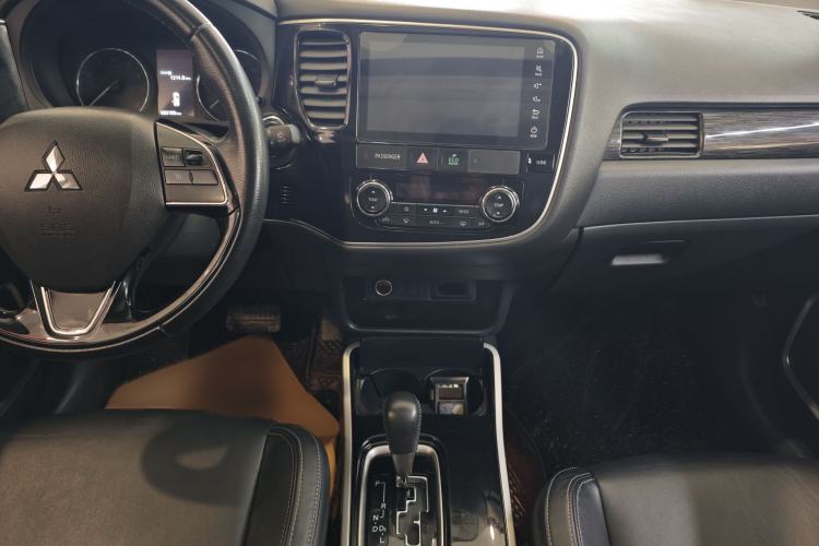 Used Mitsubishi Outlander 2019 2.0L Two-Wheel Drive Comfort Edition 5 Seats China VI Standard Interior 4