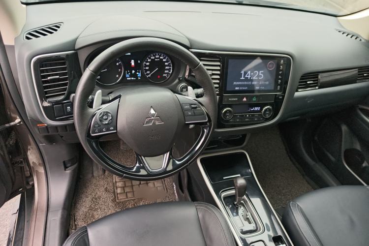 Used Mitsubishi Outlander 2019 2.4L 4x4 Zhi Xiang Edition 7 Seats China V Emission Standard Interior 5