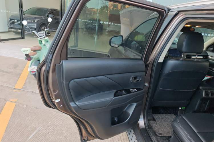 Used Mitsubishi Outlander 2019 2.0L Two-Wheel Drive Comfort Edition 5 Seats China VI Standard Interior 5