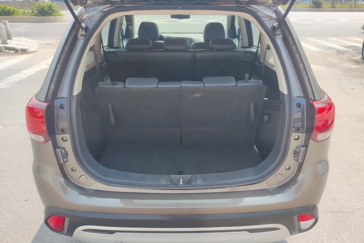 Used Mitsubishi Outlander 2019 2.0L Two-Wheel Drive Comfort Edition 7-Seater China VI Standard Interior 5
