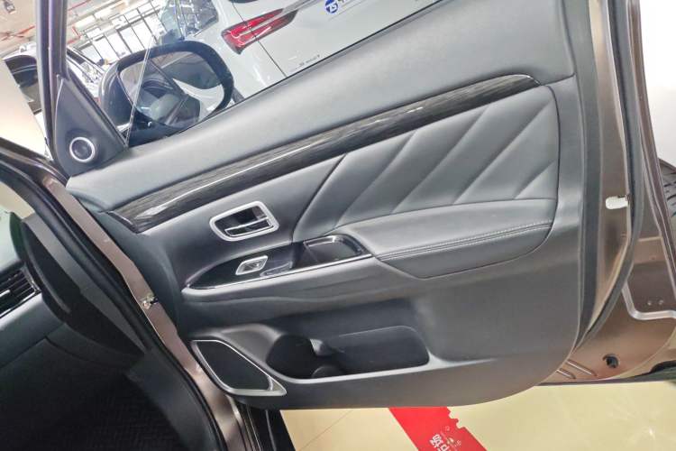 Used Mitsubishi Outlander 2019 2.4L 4x4 Zhi Xiang Edition 5 Seats China VI Standard Interior 5