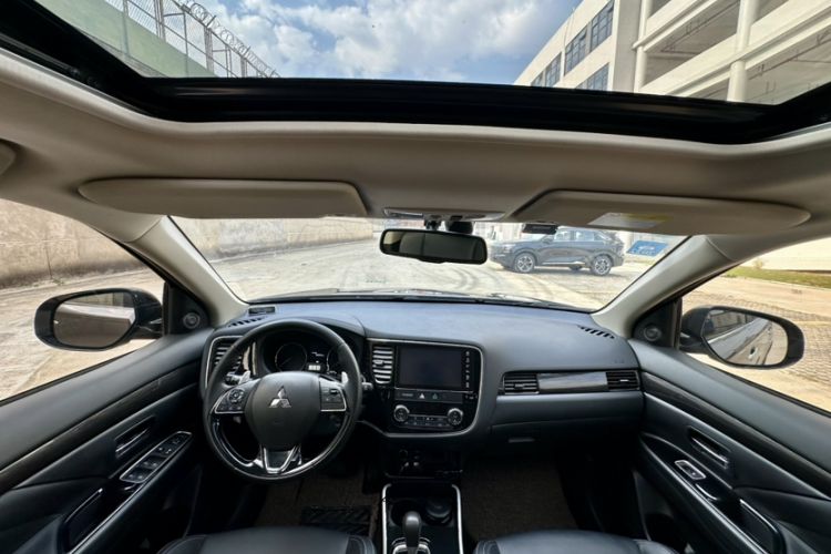 Used Mitsubishi Outlander 2019 2.4L 4x4 Zhi Xiang Edition 7 Seats China VI Standard Interior 5