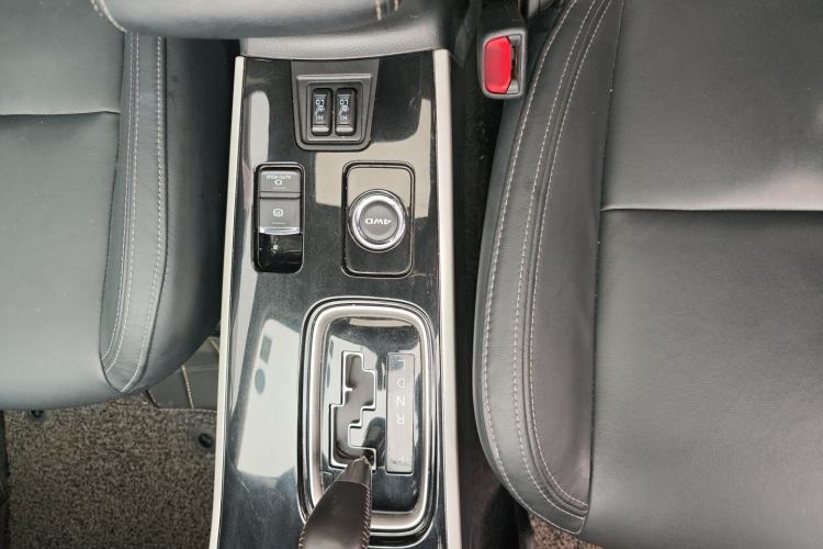 Used Mitsubishi Outlander 2019 2.4L 4x4 Zhi Xiang Edition 7 Seats China V Emission Standard Interior 6