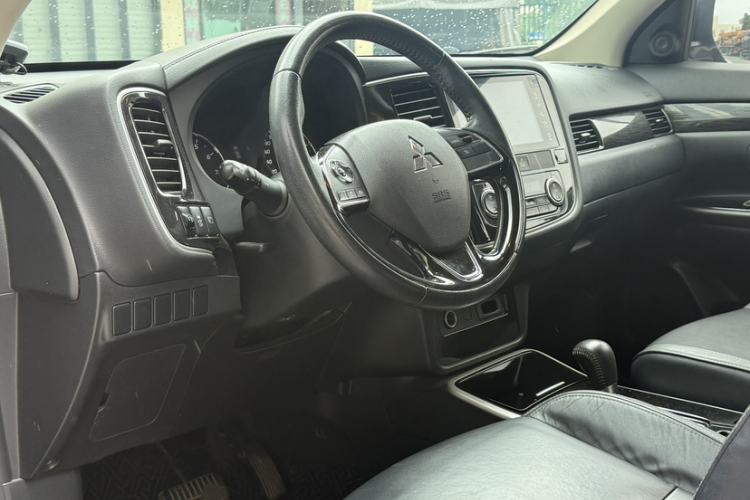 Used Mitsubishi Outlander 2019 2.0L Two-Wheel Drive Comfort Edition 5 Seats China V Standard Interior 6