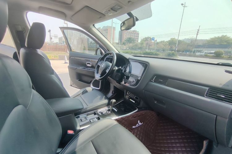 Used Mitsubishi Outlander 2019 2.0L Two-Wheel Drive Comfort Edition 7-Seater China VI Standard Interior 6