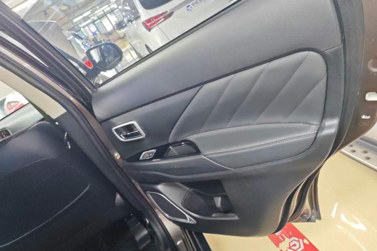 Used Mitsubishi Outlander 2019 2.4L 4x4 Zhi Xiang Edition 5 Seats China VI Standard Interior 6