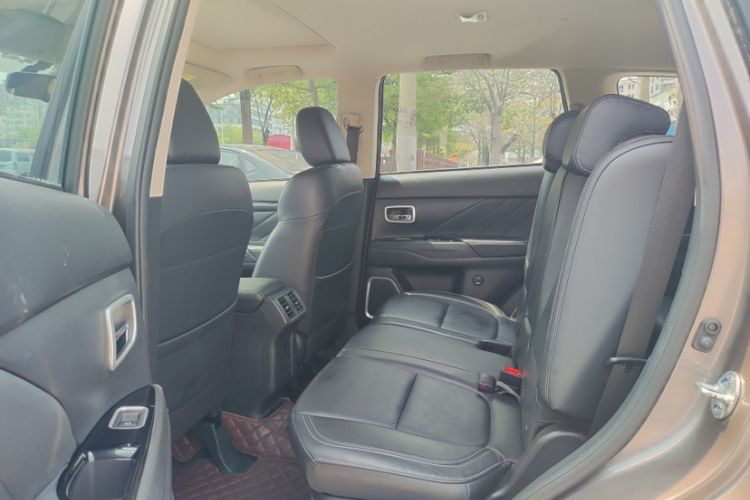 Used Mitsubishi Outlander 2019 2.0L Two-Wheel Drive Comfort Edition 7-Seater China VI Standard Interior 7