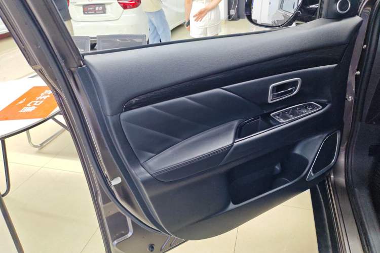 Used Mitsubishi Outlander 2019 2.4L 4x4 Zhi Xiang Edition 5 Seats China VI Standard Interior 7