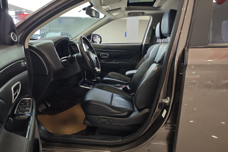 Used Mitsubishi Outlander 2019 2.0L Two-Wheel Drive Comfort Edition 5 Seats China VI Standard Interior 7