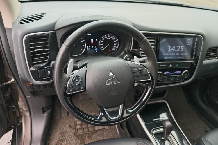 Used Mitsubishi Outlander 2019 2.4L 4x4 Zhi Xiang Edition 7 Seats China V Emission Standard Interior 8