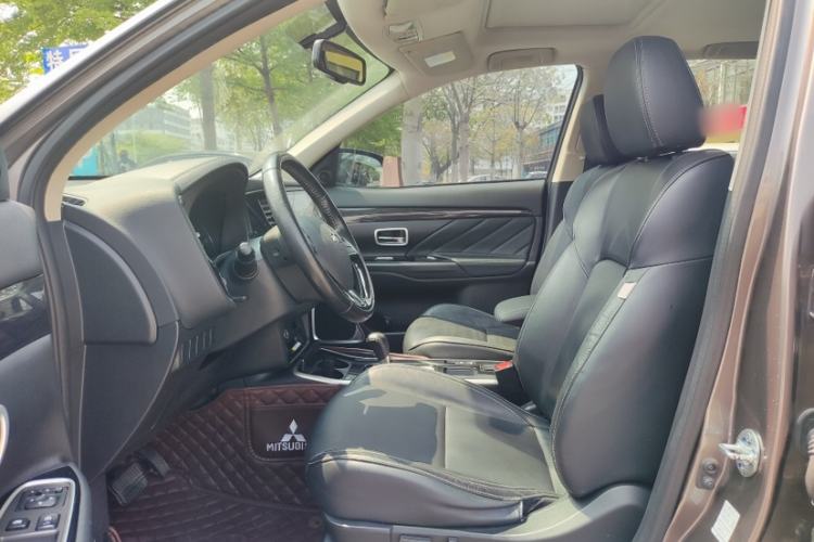 Used Mitsubishi Outlander 2019 2.0L Two-Wheel Drive Comfort Edition 7-Seater China VI Standard Interior 8