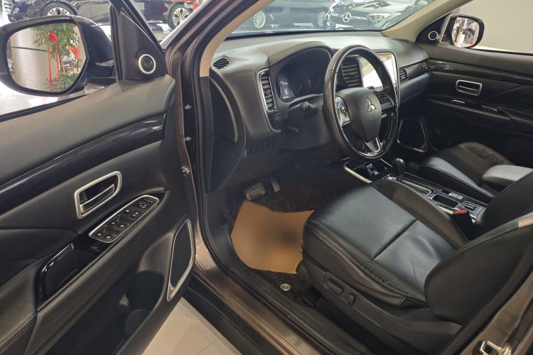 Used Mitsubishi Outlander 2019 2.0L Two-Wheel Drive Comfort Edition 5 Seats China VI Standard Interior 8