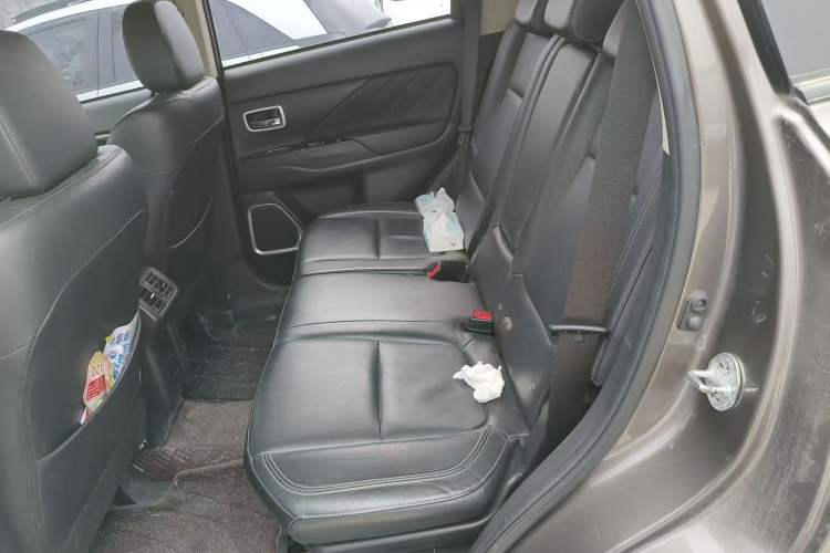 Used Mitsubishi Outlander 2019 2.0L Two-Wheel Drive Comfort Edition 5 Seats China VI Standard Interior 9